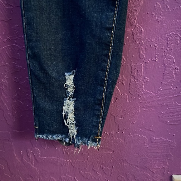 ripped blue jeans - Picture 4 of 4